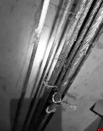 小区23部电梯钢绳遭恶意切割