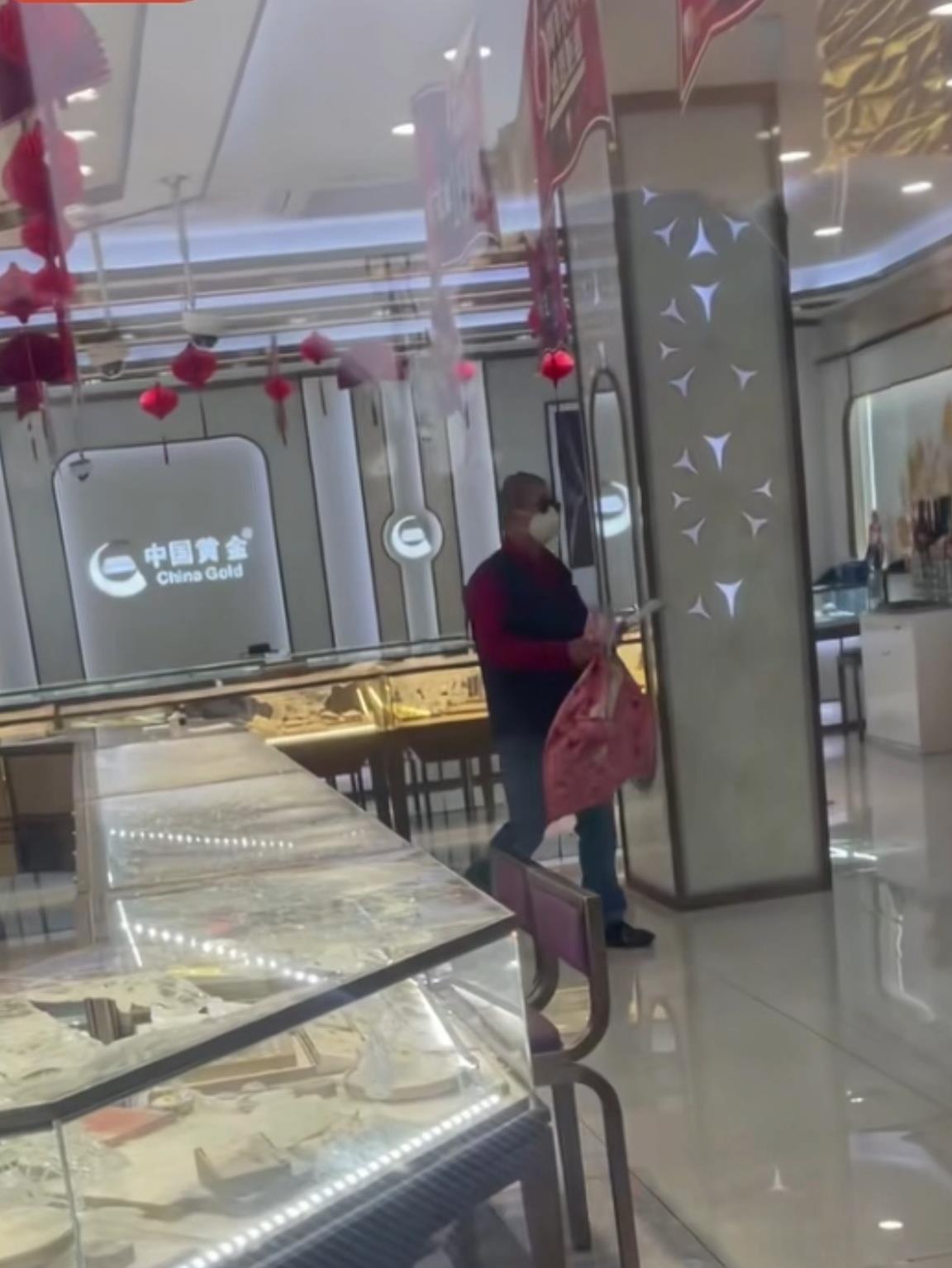 男子拿口袋抢劫上海一金店 警方将其抓获并刑拘