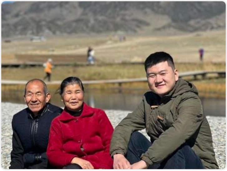 00后回村拍短视频记录爷爷奶奶 爷爷说：“心里头倭也（wo ye）很”