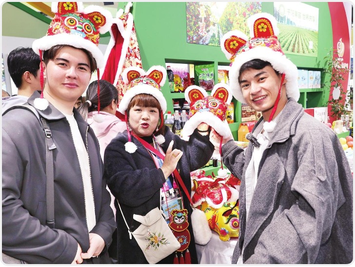 和中亚留学生一起逛农高会:捏面花赞科技聊感受