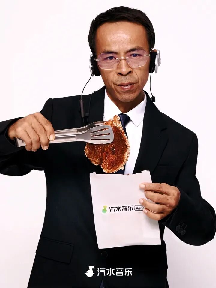 鸡排哥发布变装视频 身着西装潮感十足