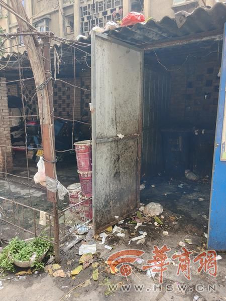 10月28日，西安兴中路六号巷电线厂小区内，环境卫生差