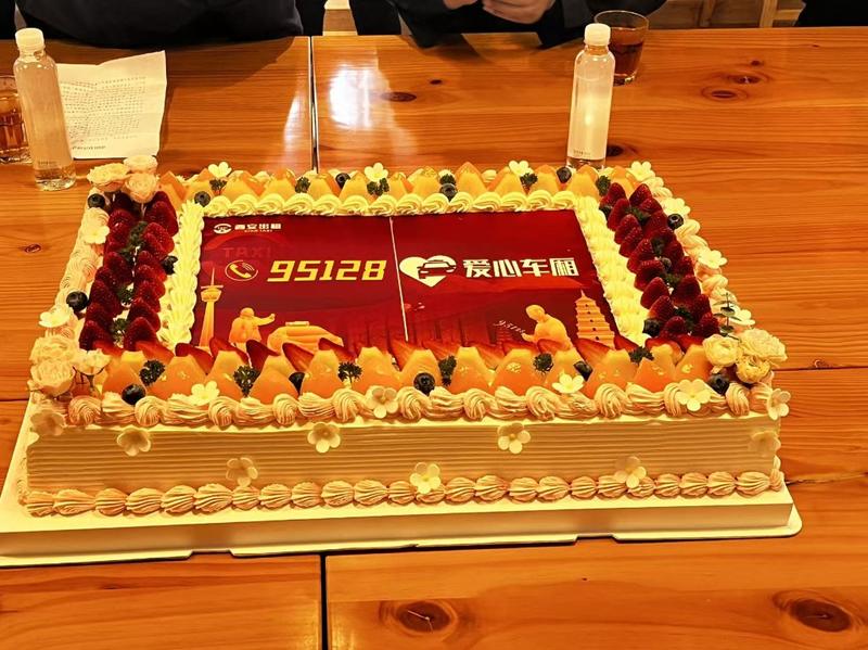 一切为了老人 华商报参与发起的西安出租车“爱心车厢”团队成立7周年啦！