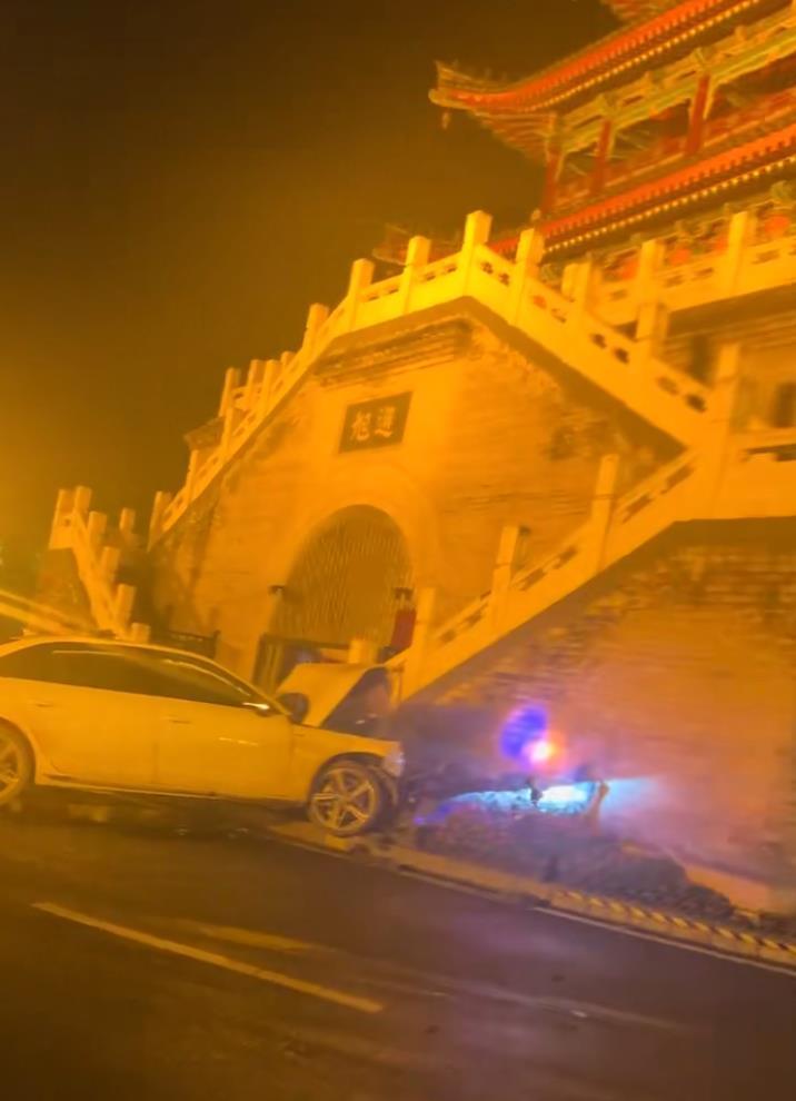 轿车凌晨撞上西安鄠邑钟楼基座 交警：无伤亡 案件正在办理