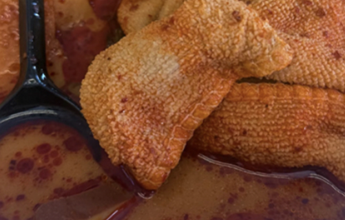 “麻辣烫吃出抹布”涉事店被查 监管部门：抹布为不慎碰入