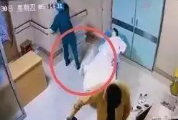 新生儿从医院推车坠落 院方:情况属实 在进一步调查中