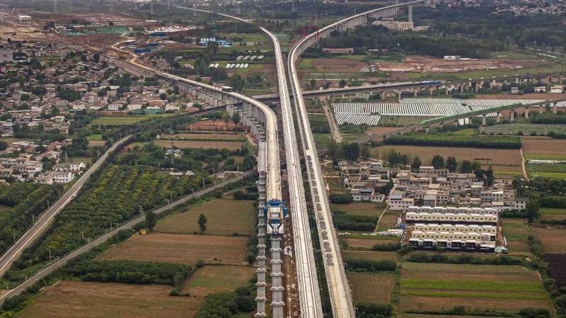 西十高铁陕西段全线完成铺轨