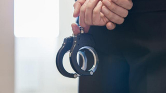 湖北咸宁警方通报一男子持械抢劫金店：被抢金饰全部追回，嫌犯抓获