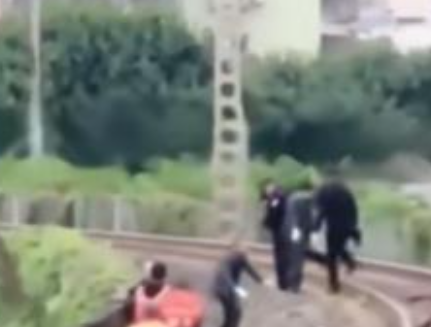四川资阳一男子进入铁轨被撞身亡 铁路警方已介入
