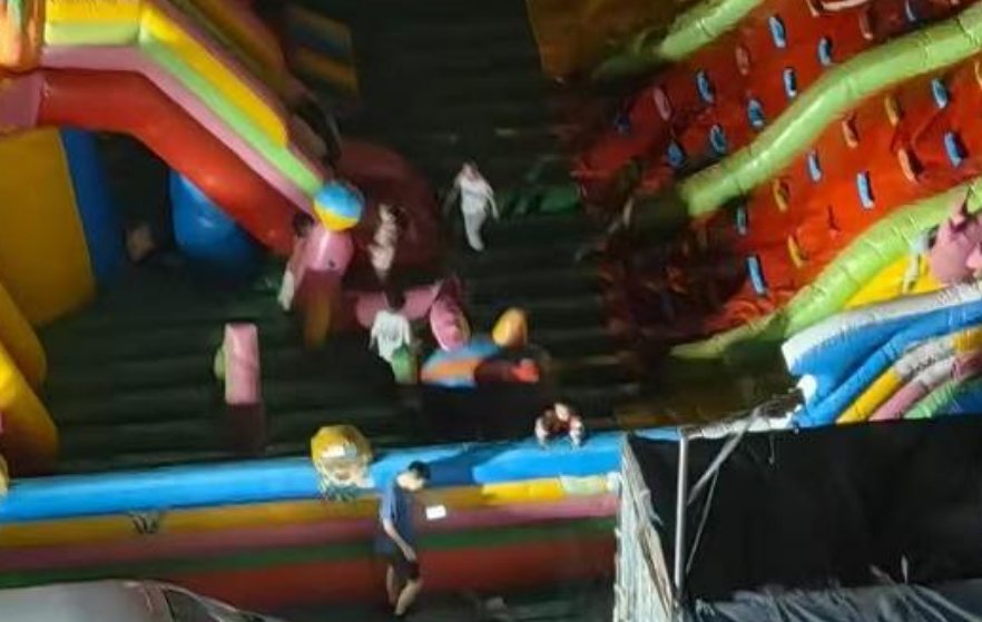 充气滑梯倾倒10人受伤 2岁男童“睁眼性昏迷”已2个多月