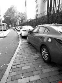 这些摊贩占道 路面坑洼问题已现场整改