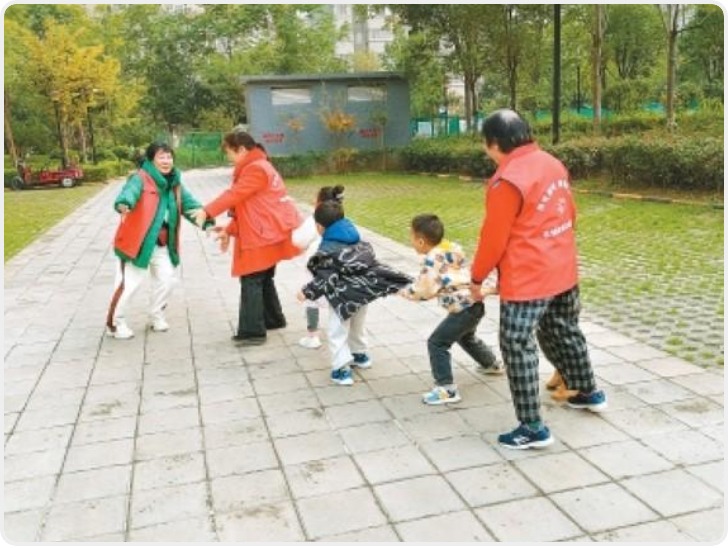 接娃放学陪娃玩耍伴娃阅读 西安雁塔一社区有群“共享奶奶”