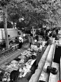 这些摊贩占道 路面坑洼问题已现场整改