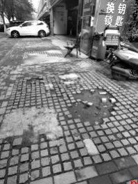 这些摊贩占道 路面坑洼问题已现场整改