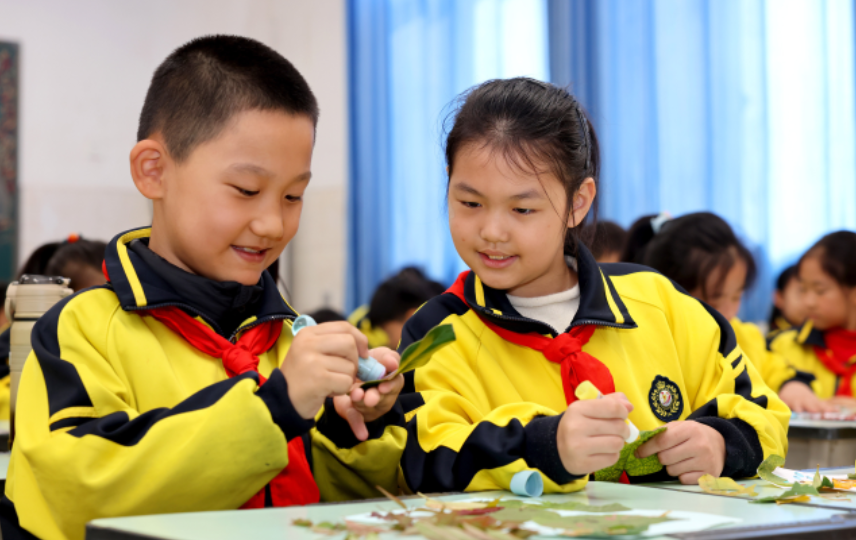 小手巧作“树叶画”