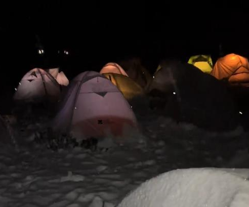 驴友在4000多米高山露营时突降暴雪 救援队看到有人在写遗言