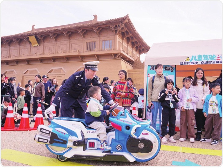 16个警种亮相市民热情参与 警营开放日精彩纷呈