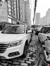 这些摊贩占道 路面坑洼问题已现场整改