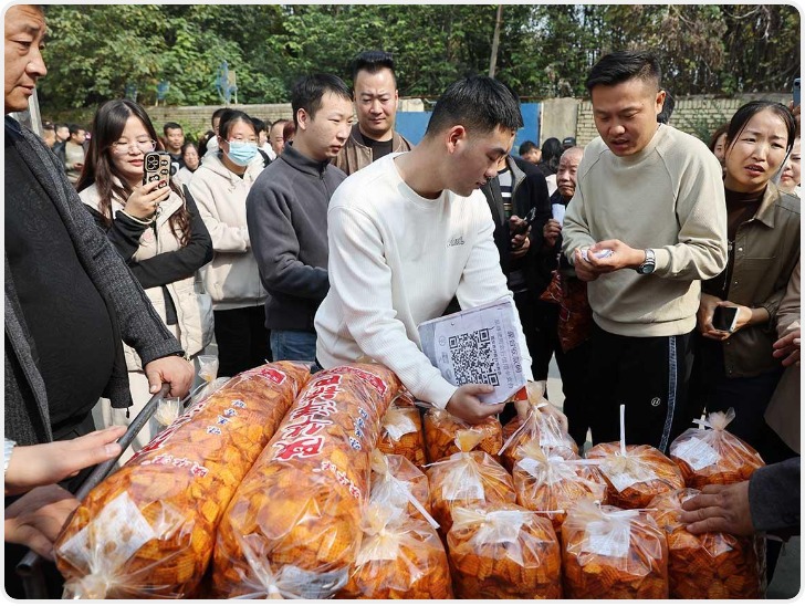陕味锅巴网上走红 市民排队两小时抢购