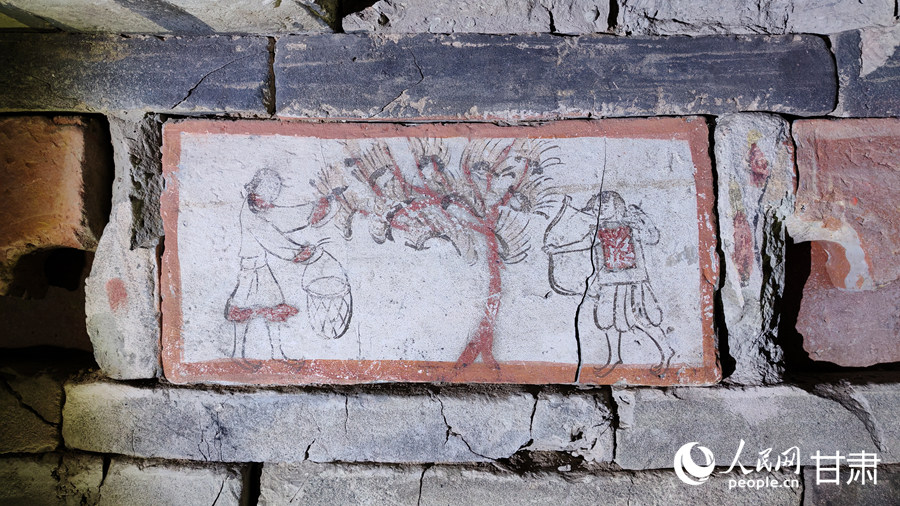 《采桑护桑图》壁画砖。(主办方供图)