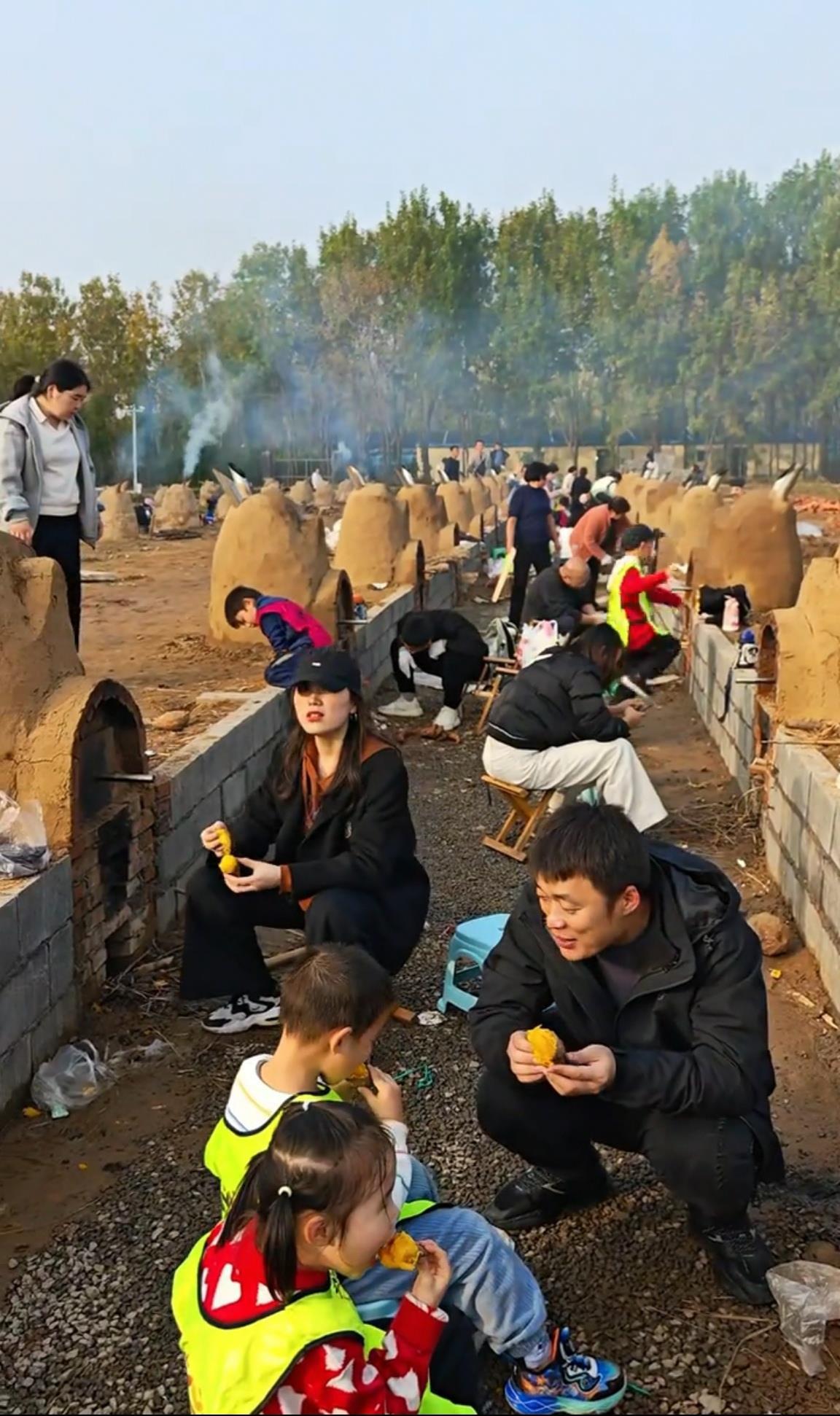 50多个小土窑供游客现挖现烤红薯 家长玩得比孩子还开心