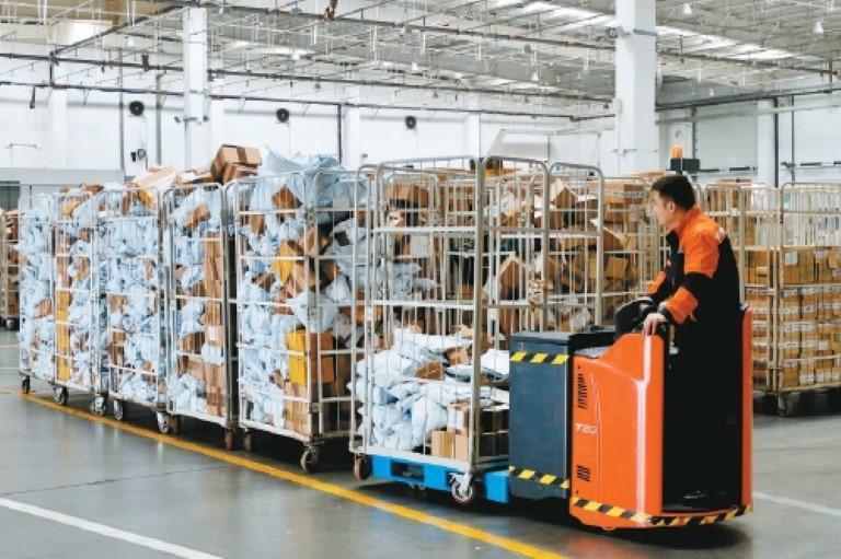 工作人员正在运送货物。