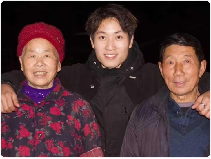 抬钢筋、打螺丝、送外卖 22岁大学生坚持寒暑假打工挣生活费