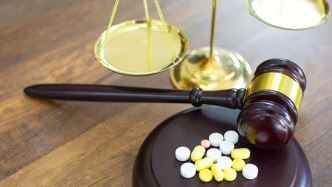 女子70元卖7盒精神药品被判贩毒：买家自称有瘾购药后报警