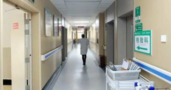 女子引产被拒诞下女婴遭当班医生违规抱养 医院被罚