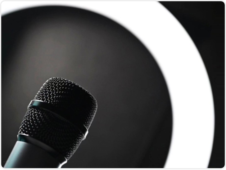 女演员自曝刷到AI盗播 抖音副总裁回应