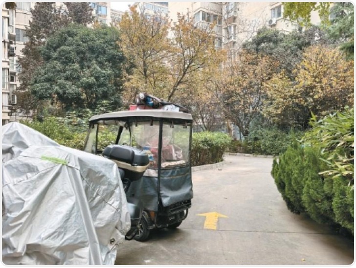 西安莲湖一小区电动自行车停车难 业主提议改造绿化带