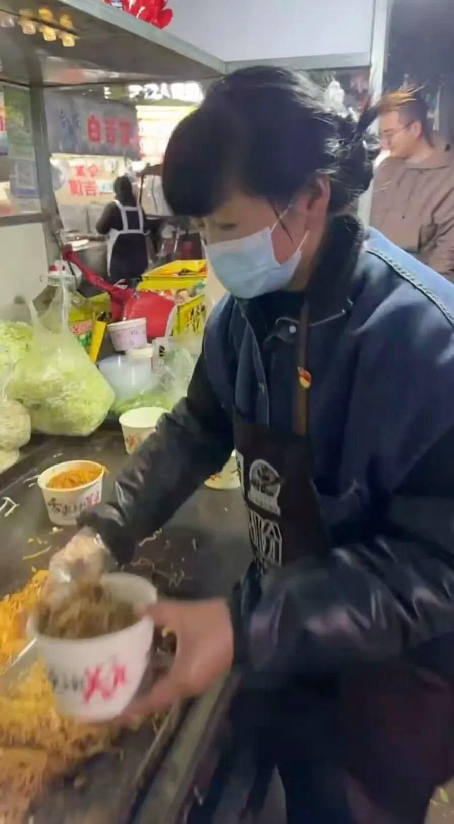 炒面加鸡蛋只卖3元 河南一摆摊大姐被骂炒作