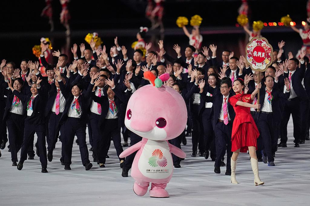 十五运会运动员、裁判员入场：本届全运会共有37个代表团、1.4万余名运动员、约1.1万名健身爱好者参加角逐