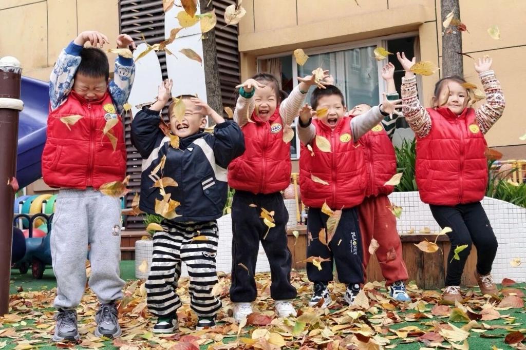 把大自然当天然教材 看萌娃玩转“落叶课堂”