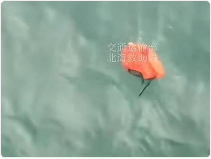 山东威海渔船因碰撞沉没已超32小时 仍在紧急搜救失联8人