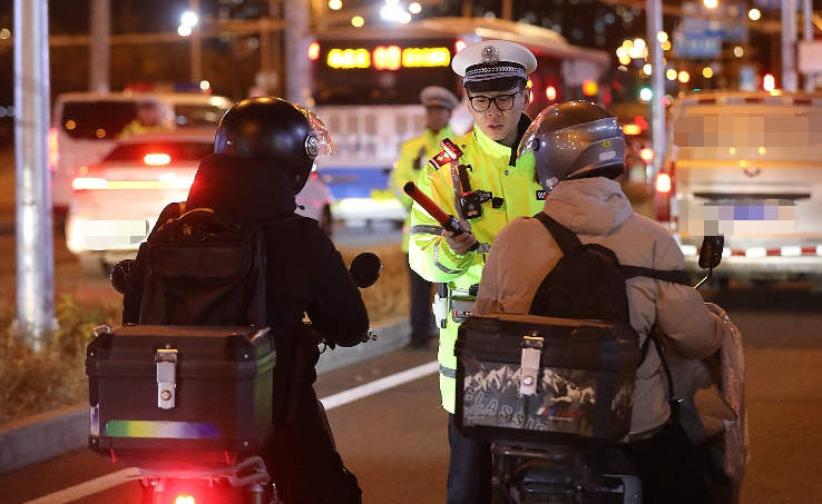 北京交警夜查酒驾 电动自行车和自行车骑行者也要“吹气”