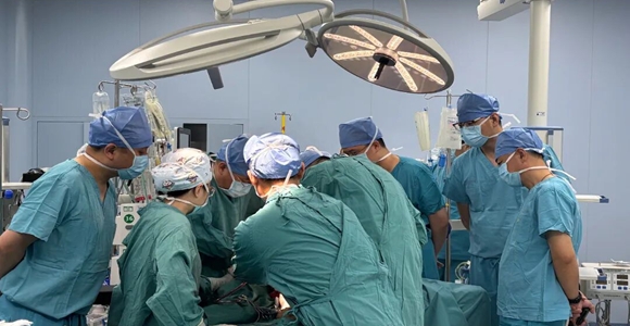 4岁童18楼坠落 历经5月10场手术 百人医护团队共创生命奇迹