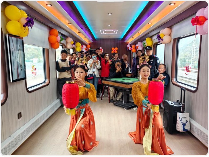 陕西首趟“秦岭号”普惠适老旅游专列启程