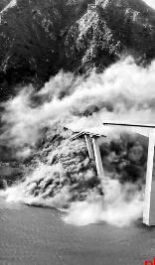 四川一国道桥梁引桥垮塌 尘烟滚滚