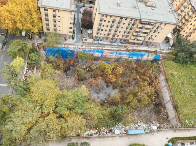 西安小区内一楼栋地基坑遗留十年未处理  业主忧心存安全隐患