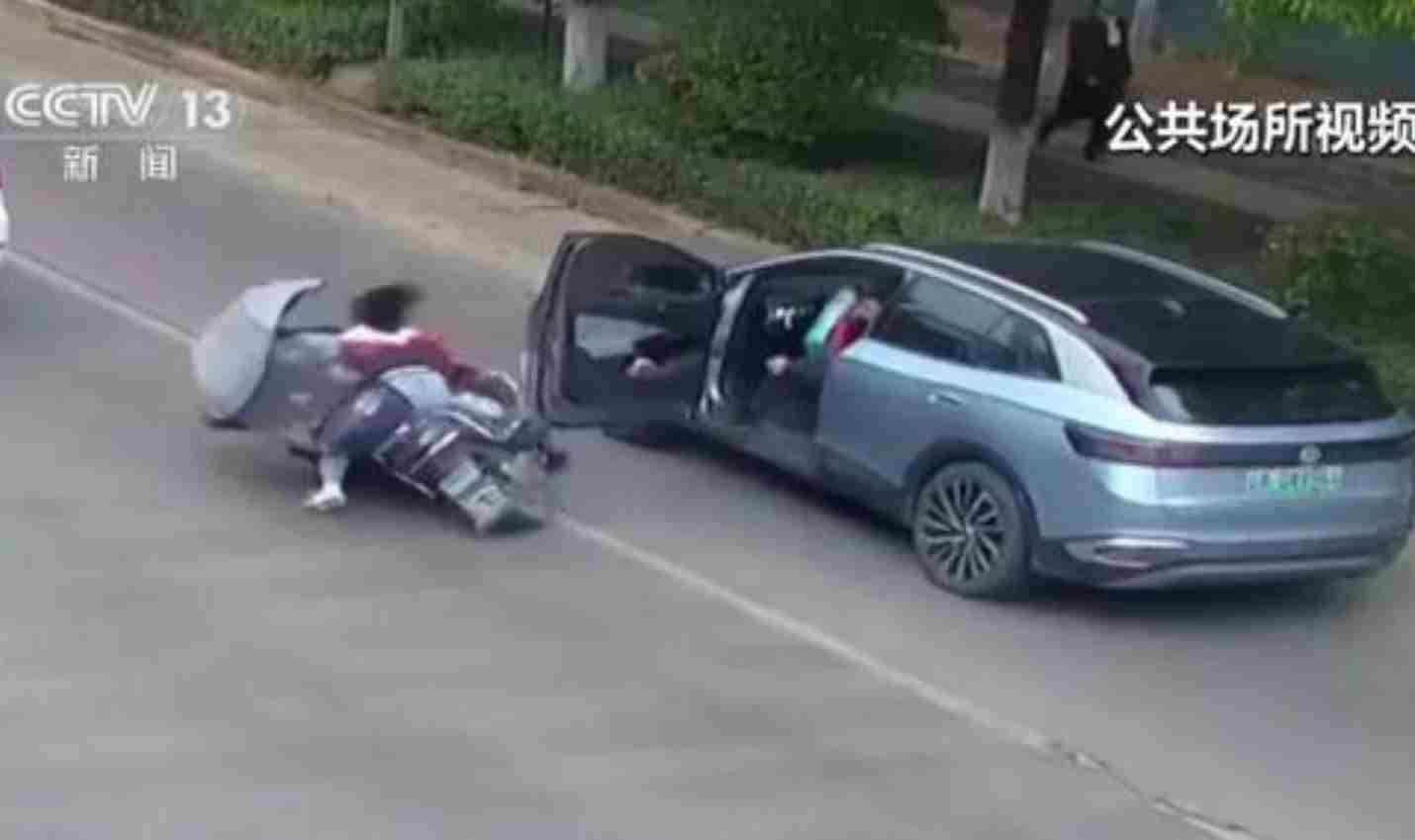 北京男子违停“开门杀”致一骑车人身亡 现场画面流出