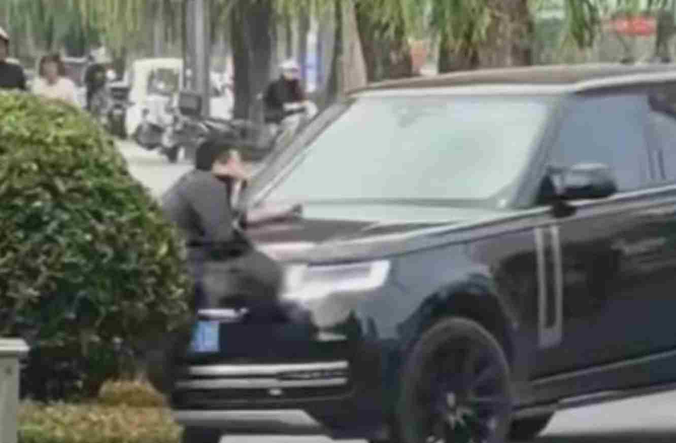 男子持刀与警方对峙被路虎车主一脚油撞飞 品牌方称“会表示”