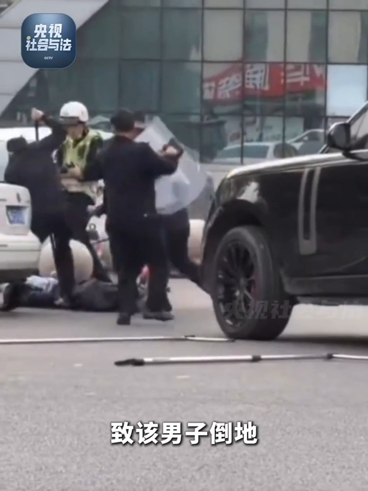 越野车车主撞向街头挥刀男子 专家解读：属正当防卫