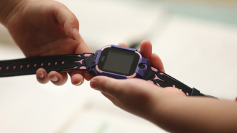 儿童电话手表成“社交硬通货”？不买怕孤立 买了怕沉迷