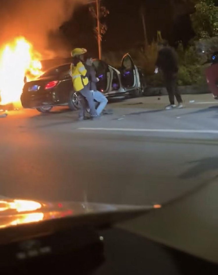 湖南邵东凌晨发生车祸一车起火 47岁外卖员冒险救出昏迷司机