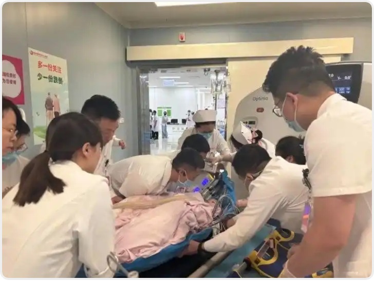 4岁娃18楼坠落无心跳 西安百余名医护历时5个月创造生命奇迹