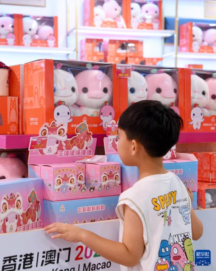 7月14日,一名男孩在香港西九龙站官方零售店浏览。当日,第十五届全国运动会香港赛区官方特许商品开始发售。新华社记者 陈铎 摄