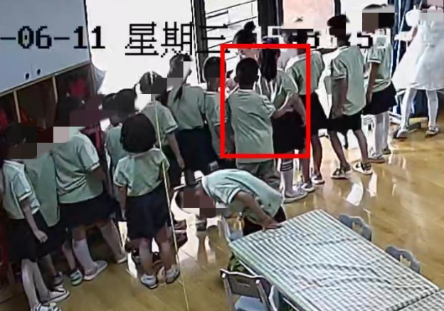 山西一男童在幼儿园被铅笔扎伤右眼 事发3小时园方未送医