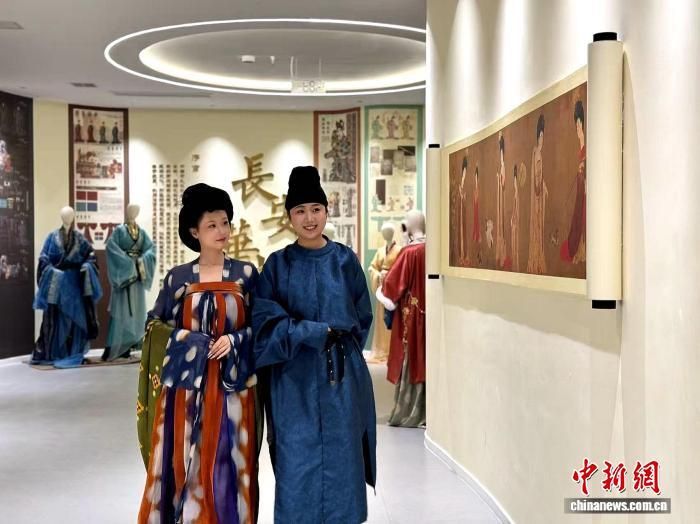 图为张露丹与同学身着汉服漫步。 杨英琦 摄