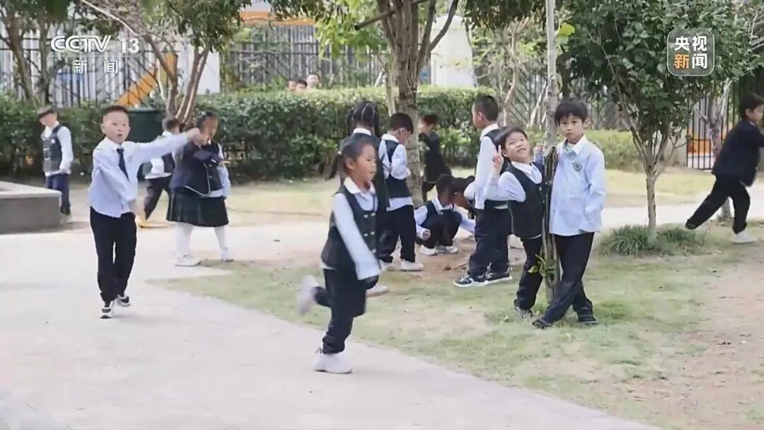 多地推行中小学春秋假 “孩子放假、家长不休”怎么办？